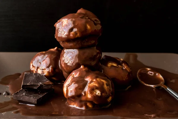 Profiteroles com creme de chocolate . — Fotografia de Stock