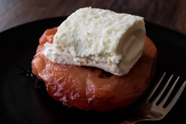 Türk Ayva tatlısı kremalı / Kaymaklı Ayva patlıcan.