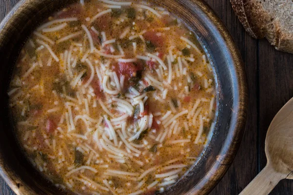 Turkse traditionele Vermicelli soep in een houten kom / Tel sehri — Stockfoto