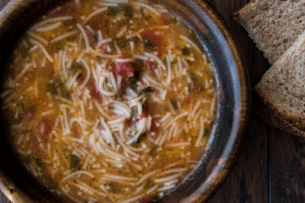 Turkse traditionele Vermicelli soep in een houten kom / Tel sehri — Stockfoto