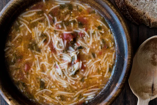 Turkse traditionele Vermicelli soep in een houten kom / Tel sehri — Stockfoto