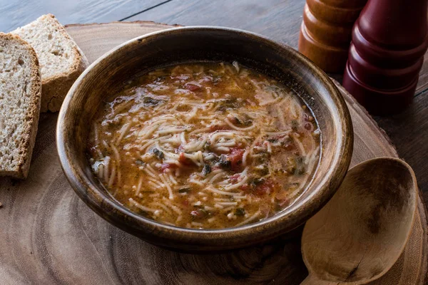 Sopa tradicional turca de Vermicelli en un tazón de madera / Tel sehri — Foto de Stock