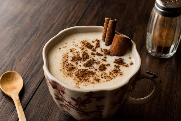 Salep turc aux bâtonnets de cannelle / lait de poule de Noël — Photo