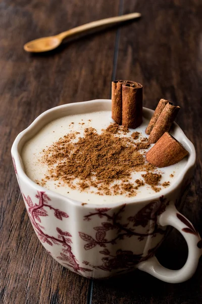 Turkish Salep dengan tongkat kayu manis / Christmas Eggnog — Stok Foto