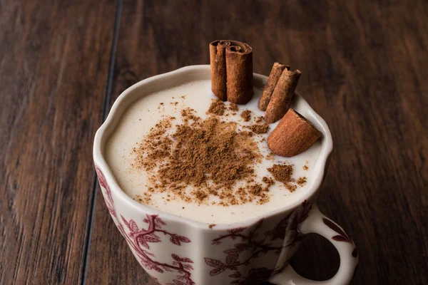 Salep turco con palitos de canela / ponche de huevo de Navidad — Foto de Stock