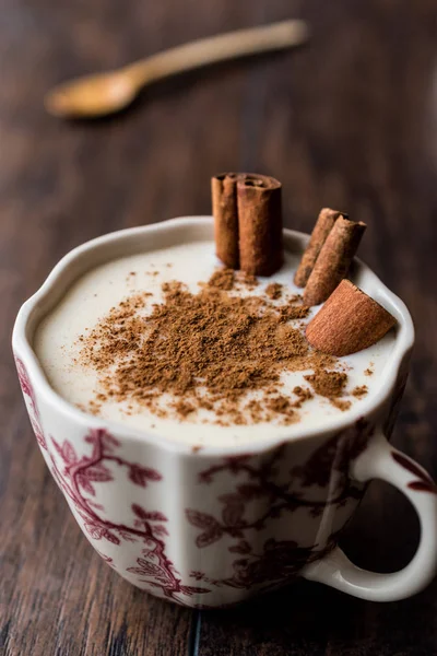 Turkish Salep dengan tongkat kayu manis / Christmas Eggnog — Stok Foto