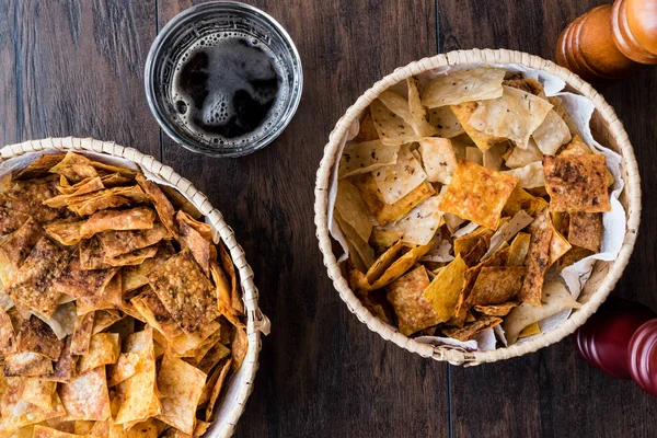 Homemade Crispy Chips / Snacks in a wicker bowl with beverage — Stock Photo, Image