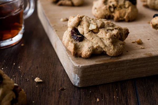 Zelfgemaakte koekjes met rozijnen, hazelnoot en thee — Stockfoto