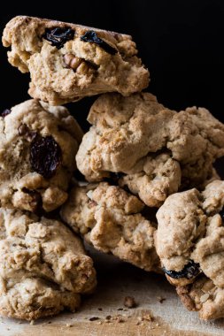 Ahşap yüzeyde kuru üzüm ve fındık ile tatlılar yığılmış