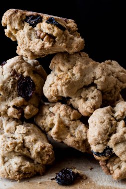 Ahşap yüzeyde kuru üzüm ve fındık ile tatlılar yığılmış