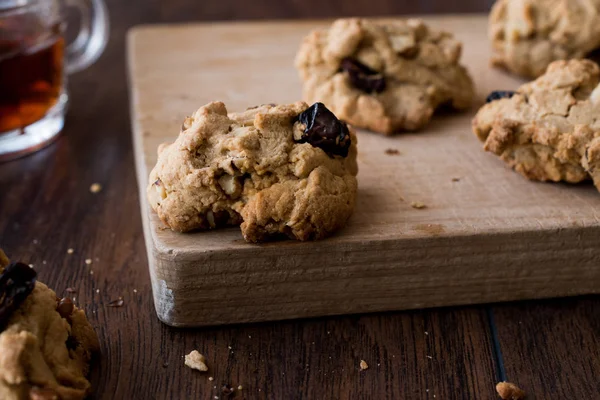 Zelfgemaakte koekjes met rozijnen, hazelnoot en thee — Stockfoto