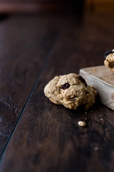 Chocolate chip cookie op houten oppervlak. — Stockfoto
