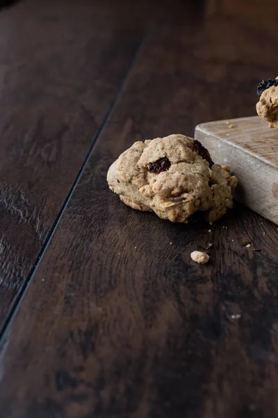 Chocolate chip cookie op houten oppervlak. — Stockfoto