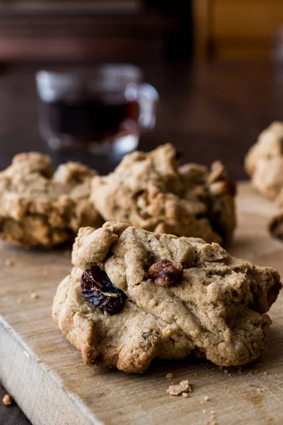 Zelfgemaakte koekjes met rozijnen, hazelnoot en koffie — Stockfoto