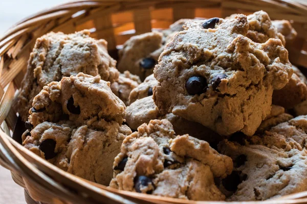 Galletas de chocolate Chip en cuenco de mimbre . — Foto de Stock