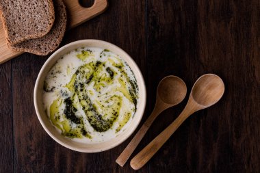 Türk Yayla veya nane sosu (cacık ile yoğurt çorbası)