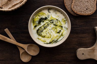 Türk Yayla veya nane sosu (cacık ile yoğurt çorbası)
