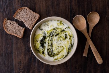 Türk Yayla veya nane sosu (cacık ile yoğurt çorbası)