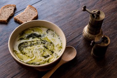 Türk Yayla veya nane sosu (cacık ile yoğurt çorbası)