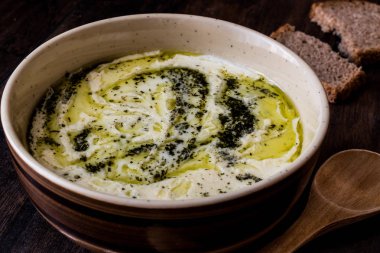 Türk Yayla veya nane sosu (cacık ile yoğurt çorbası)