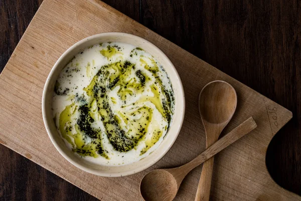 Yayla turco ou sopa de iogurte com molho de hortelã (Tzatziki ) — Fotografia de Stock