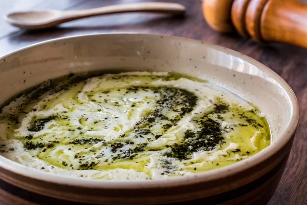 Turkse Bayar of yoghurt soep met muntsaus (Tzatziki) — Stockfoto