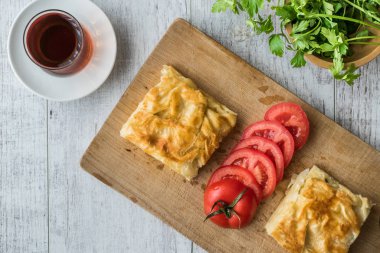 Su tarifi / Türk Patty domates ve yeşillik ile.