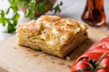 Su tarifi / Türk Patty domates ve yeşillik ile.