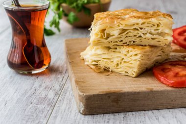 Su tarifi / Türk Patty domates ve yeşillik ile.