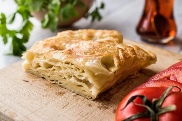 Su tarifi / Türk Patty domates ve yeşillik ile.