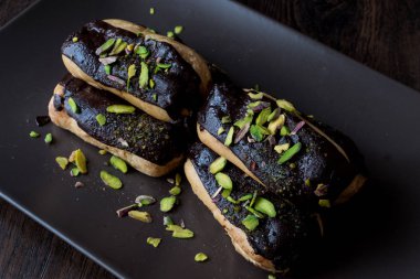 Fıstıklı çikolata eklerleri