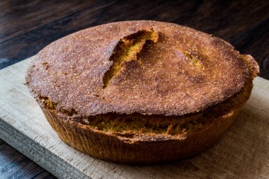 Türk Mısır ekmeği / Misir Ekmegi ahşap surfac üzerinde