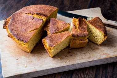 Türk Mısır ekmeği / Misir Ekmegi ahşap surfac üzerinde