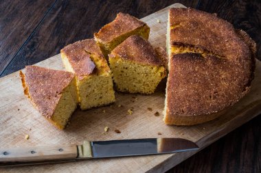 Türk Mısır ekmeği / Misir Ekmegi ahşap surfac üzerinde