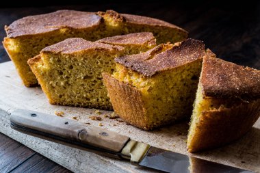 Türk Mısır ekmeği / Misir Ekmegi ahşap surfac üzerinde