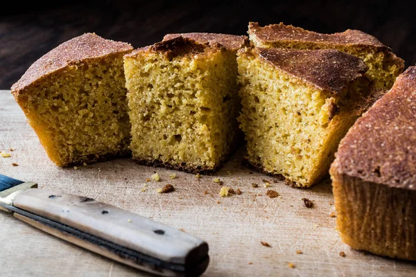 Türkisches Maisbrot / misir ekmegi auf hölzernem Surfac — Stockfoto