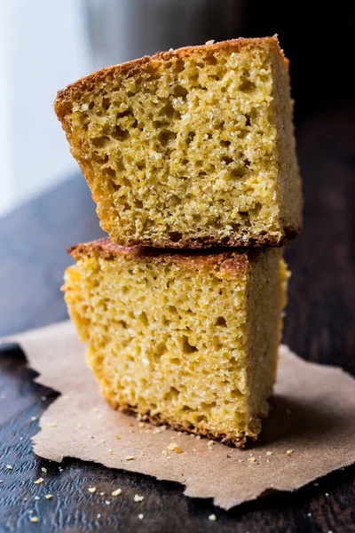 Türkisches Maisbrot / misir ekmegi auf hölzerner Oberfläche — Stockfoto