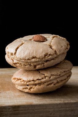 Türk Badem Çerezler / ahşap yüzeyde Acıbadem Kurabiyesi