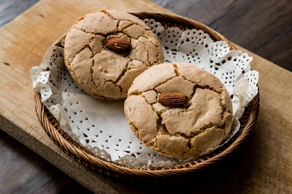 Biscoitos de amêndoa turca / Acibadem Kurabiyesi em tigela de vime — Fotografia de Stock