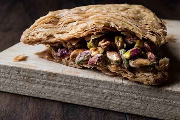 Halep Dessert with Pistachio / Fistikli Baklava — Stock Photo, Image