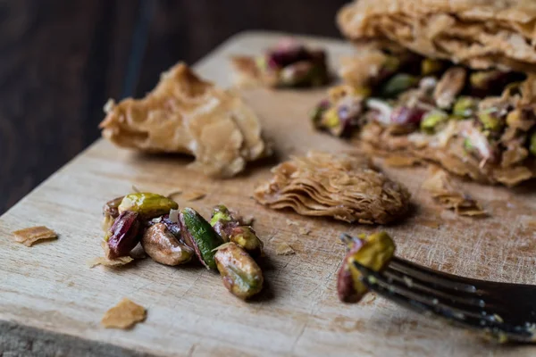 Snědli zákusek Baklava s pistáciovou — Stock fotografie