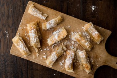 Kürt pasta pudra şekeri ile / Kurt Boregi.