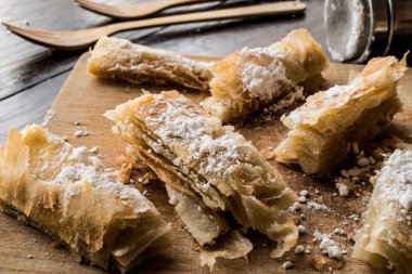 Kürt pasta pudra şekeri ile / Kurt Boregi.