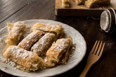 Kürt pasta pudra şekeri ile / Kurt Boregi.