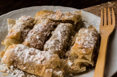 Kürt pasta pudra şekeri ile / Kurt Boregi.