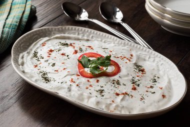 Yoğurt (cacık ile Türk meze Haydari)