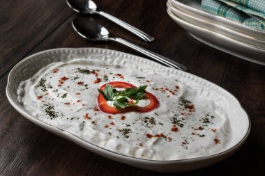 Yoğurt (cacık ile Türk meze Haydari)
