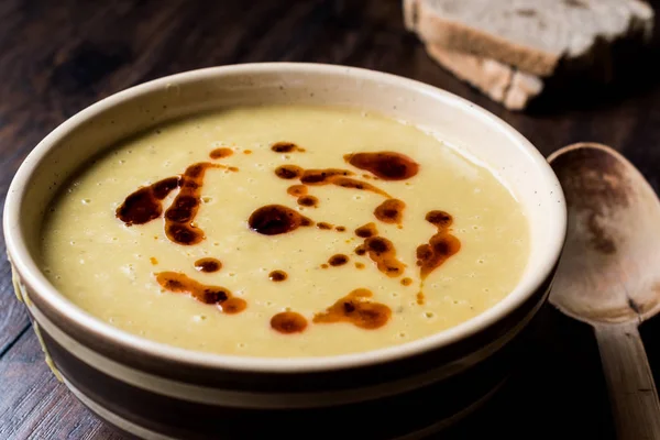 Soupe de lentilles turques avec sauce au beurre frit / Mercimek corbasi — Photo