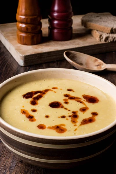 Турецкий чечевичный суп с соусом из жареного масла / Mercimek corbasi — стоковое фото