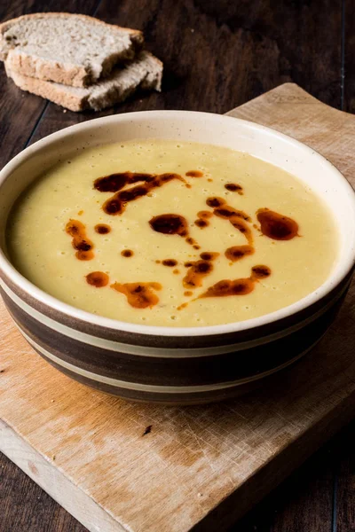 Турецкий чечевичный суп с соусом из жареного масла / Mercimek corbasi — стоковое фото